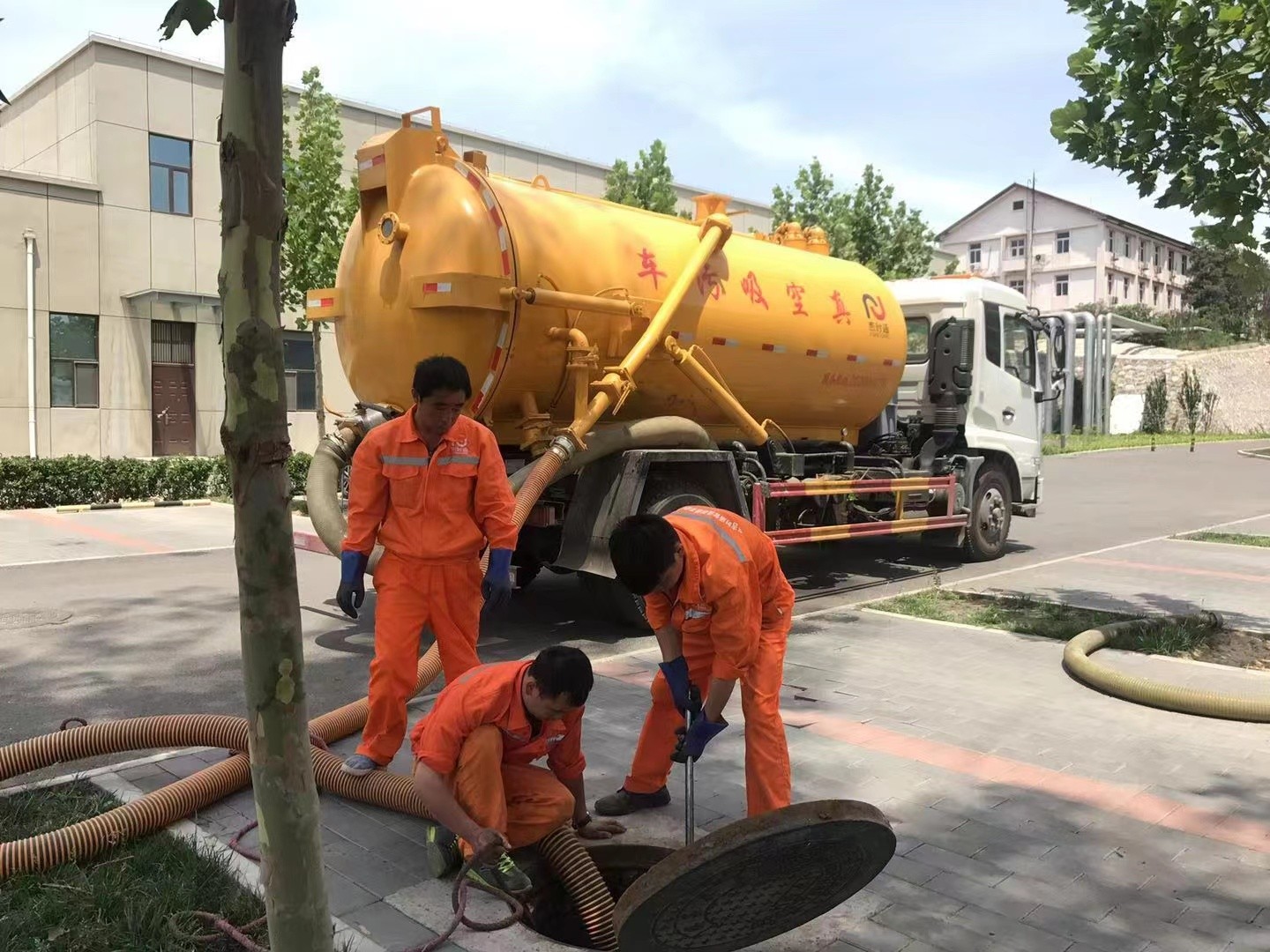 陇县管道疏通车停在窨井附近