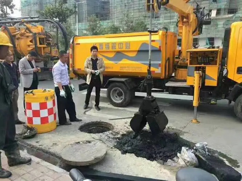 陇县街道：网格员化身“清道夫”，为民解忧疏通“堵心”化粪池