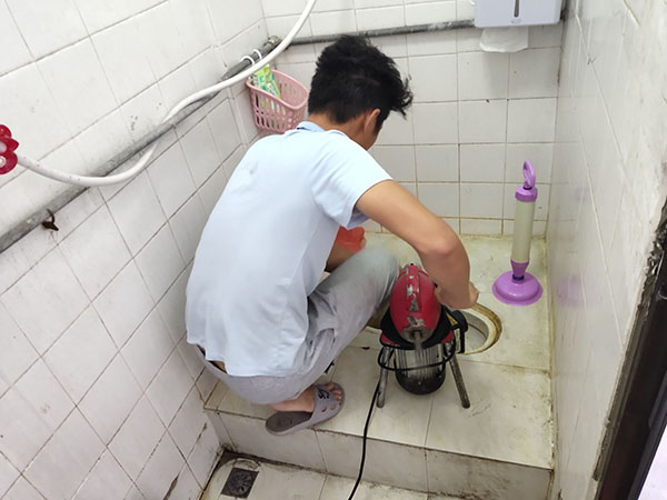 陇县肥皂掉到马桶里把马桶堵住了怎么办？马桶堵住了怎么办